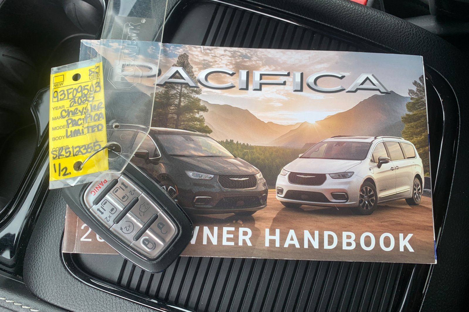 Used 2025 Chrysler Pacifica Limited FWD image 11