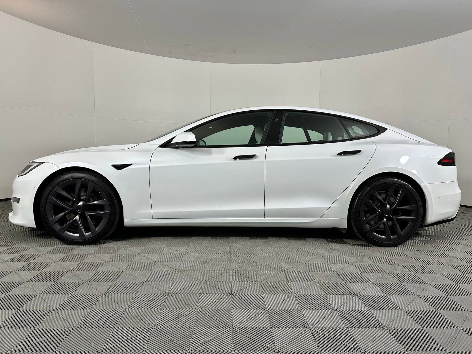 Used 2022 Tesla Model S image 16