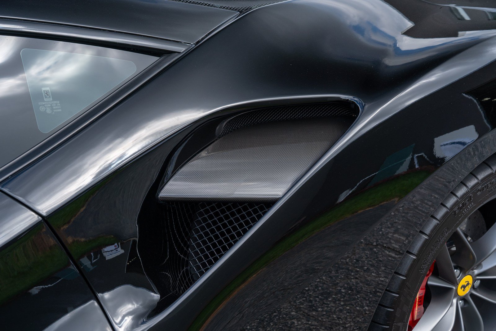 Used 2018 Ferrari 488 GTB RWD image 12