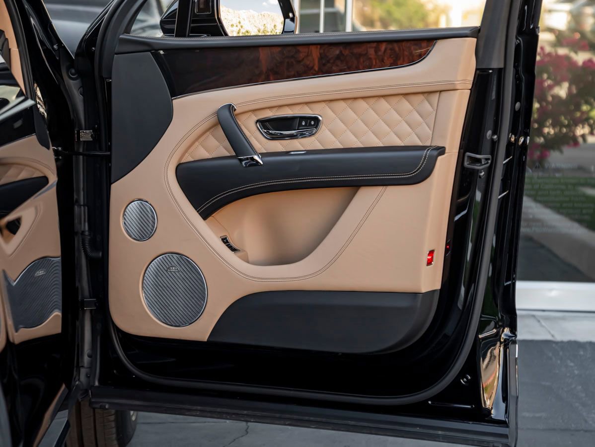 Used 2018 Bentley Bentayga image 30