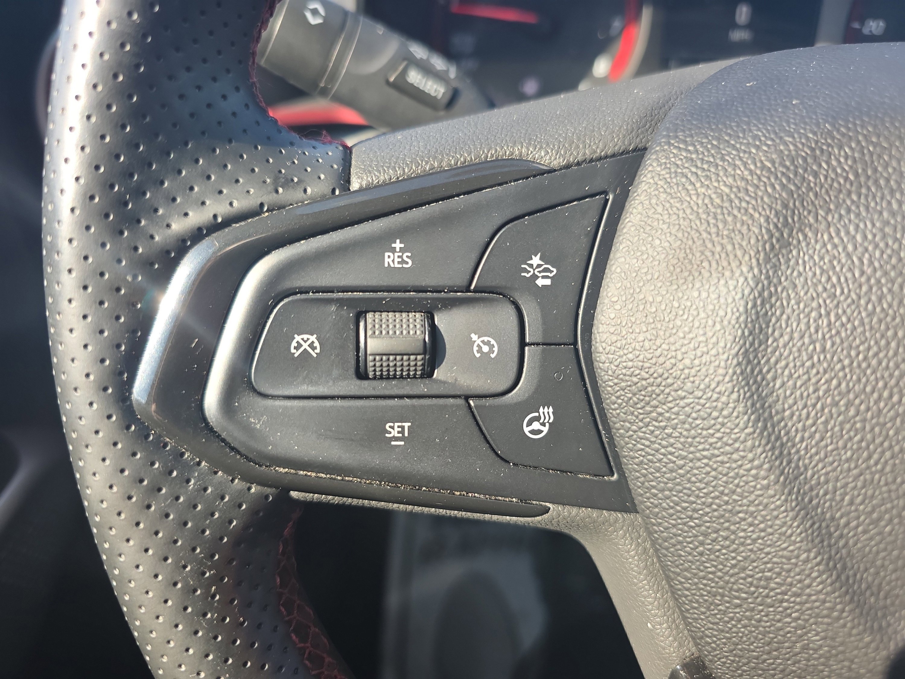 Used 2024 Chevrolet Trax RS w/ Sunroof Package FWD image 35