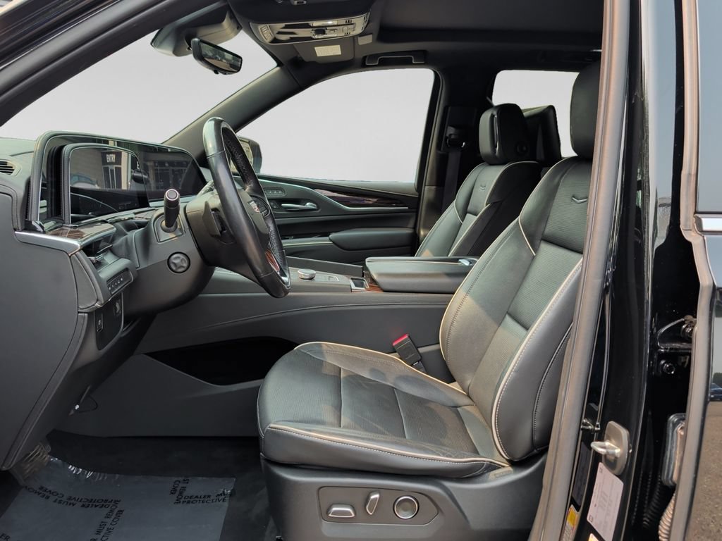 Used 2021 Cadillac Escalade Premium Luxury AWD/4WD image 16