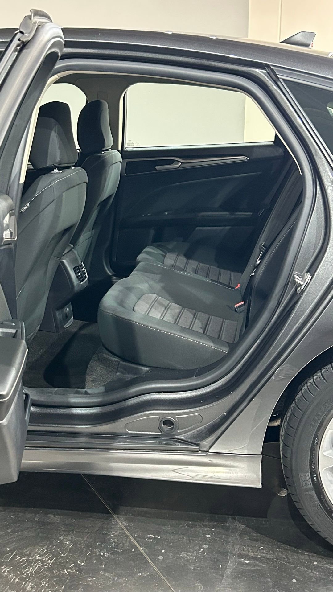 Used 2020 Ford Fusion SE FWD image 30