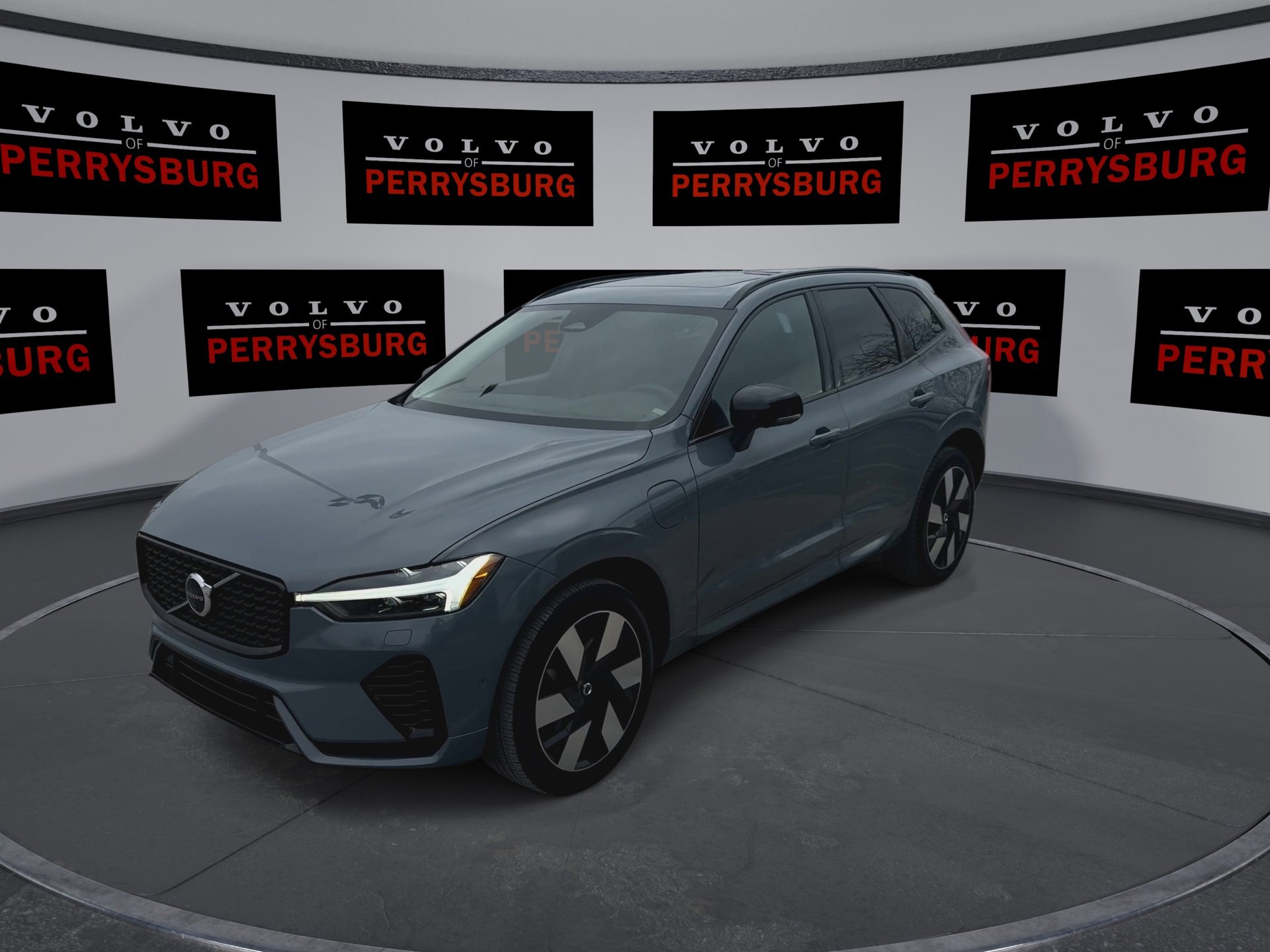 Used 2024 Volvo XC60 T8 Plus w/ Climate Package image 4