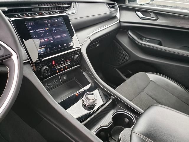 Used 2024 Jeep Grand Cherokee Altitude image 27