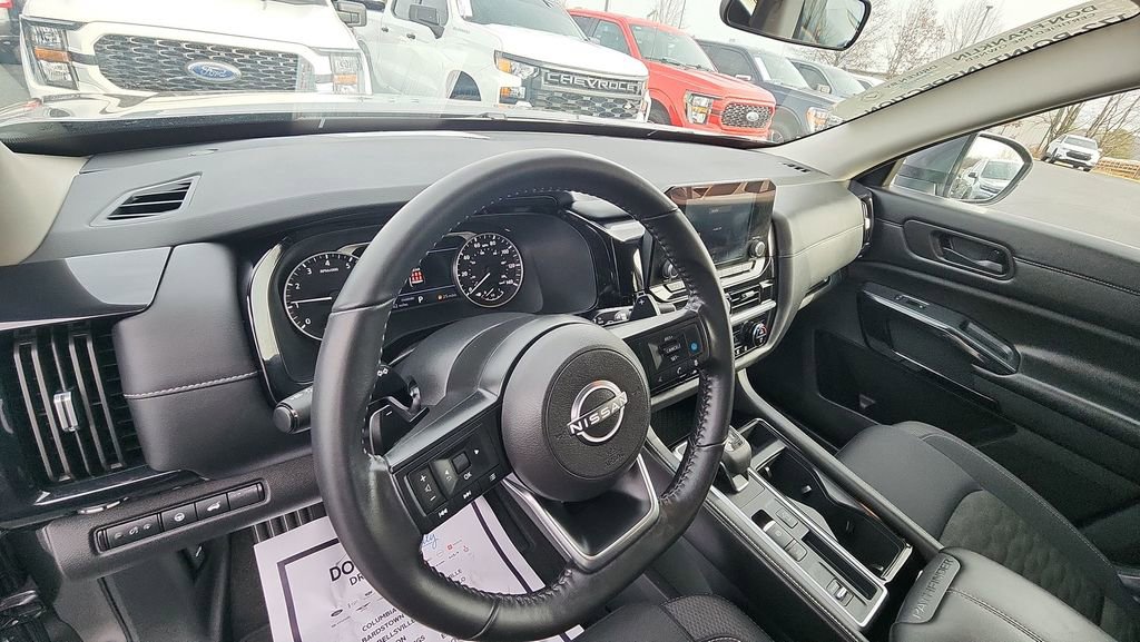 Used 2025 Nissan Pathfinder SV image 10