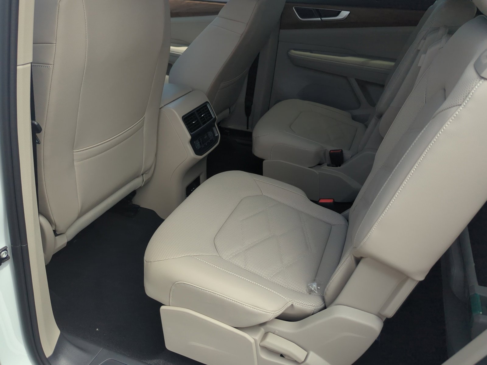 New 2026 Volkswagen Atlas SE FWD image 17