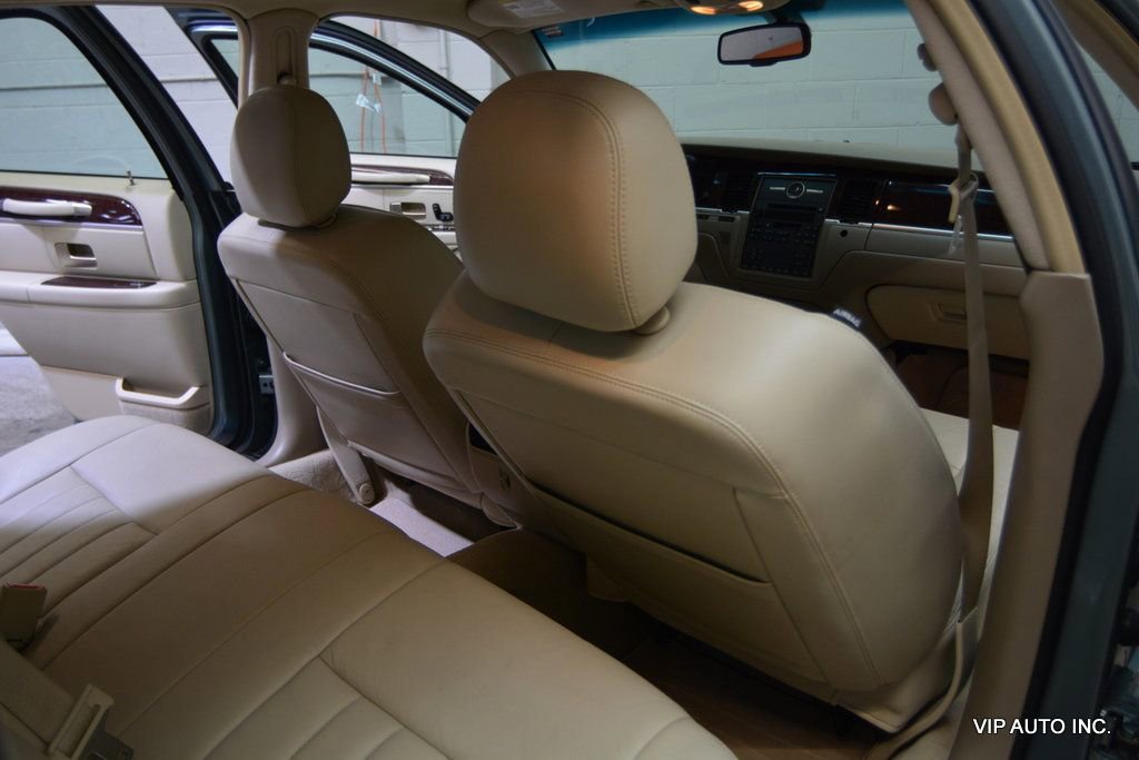 Used 2006 Lincoln Town Car Signature image 19