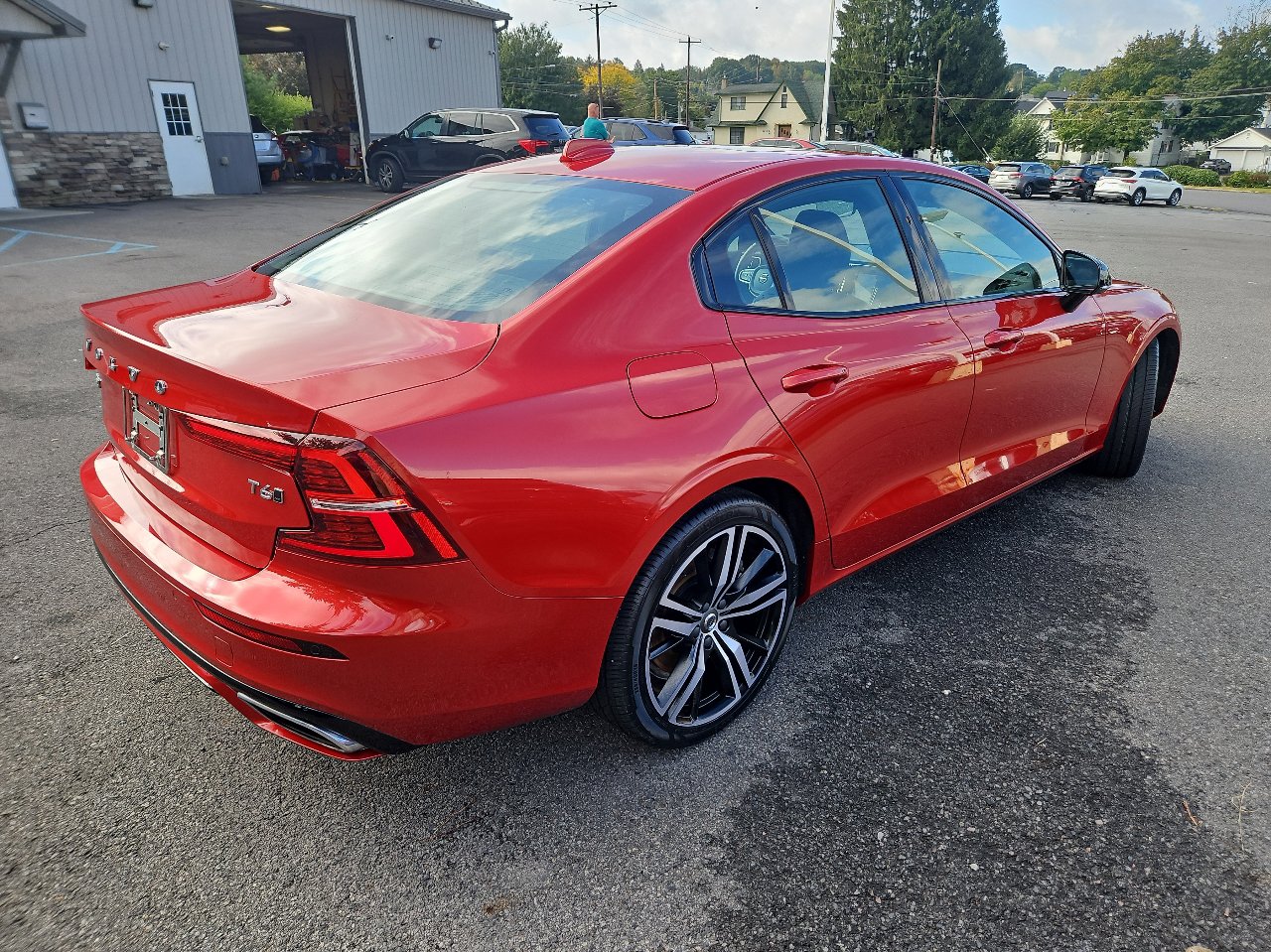 Used 2021 Volvo S60 T6 R-Design image 3