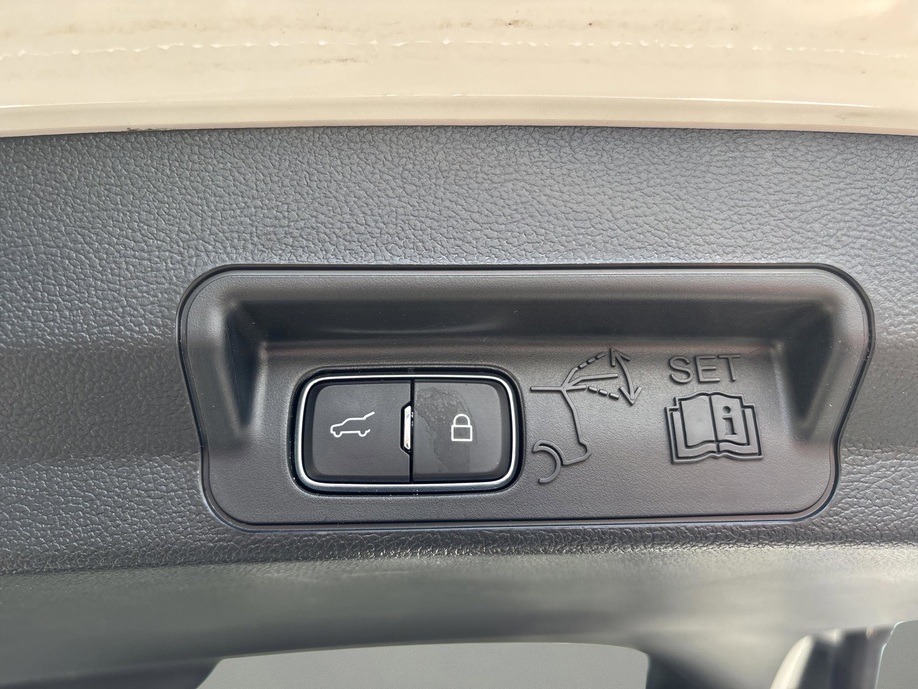 Used 2023 Ford Explorer XLT w/ Equipment Group 202A AWD/4WD image 11