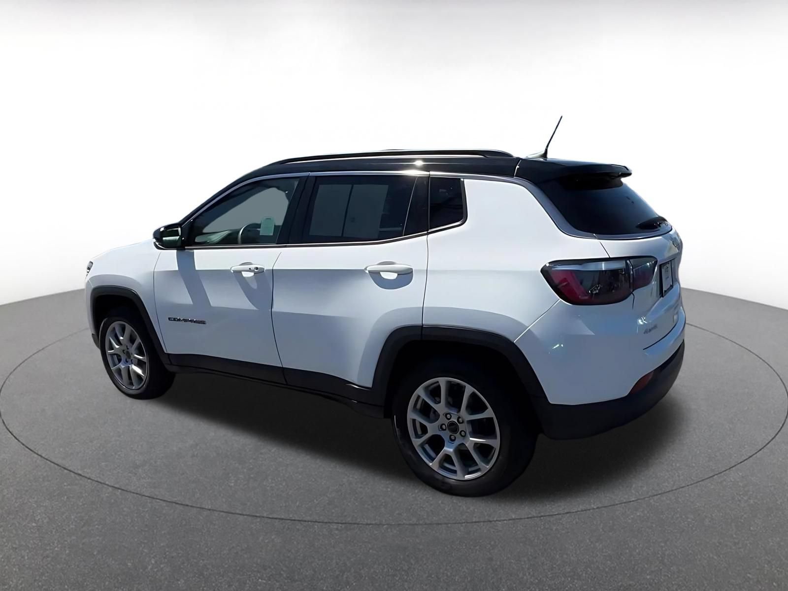 Used 2025 Jeep Compass Limited AWD/4WD image 10