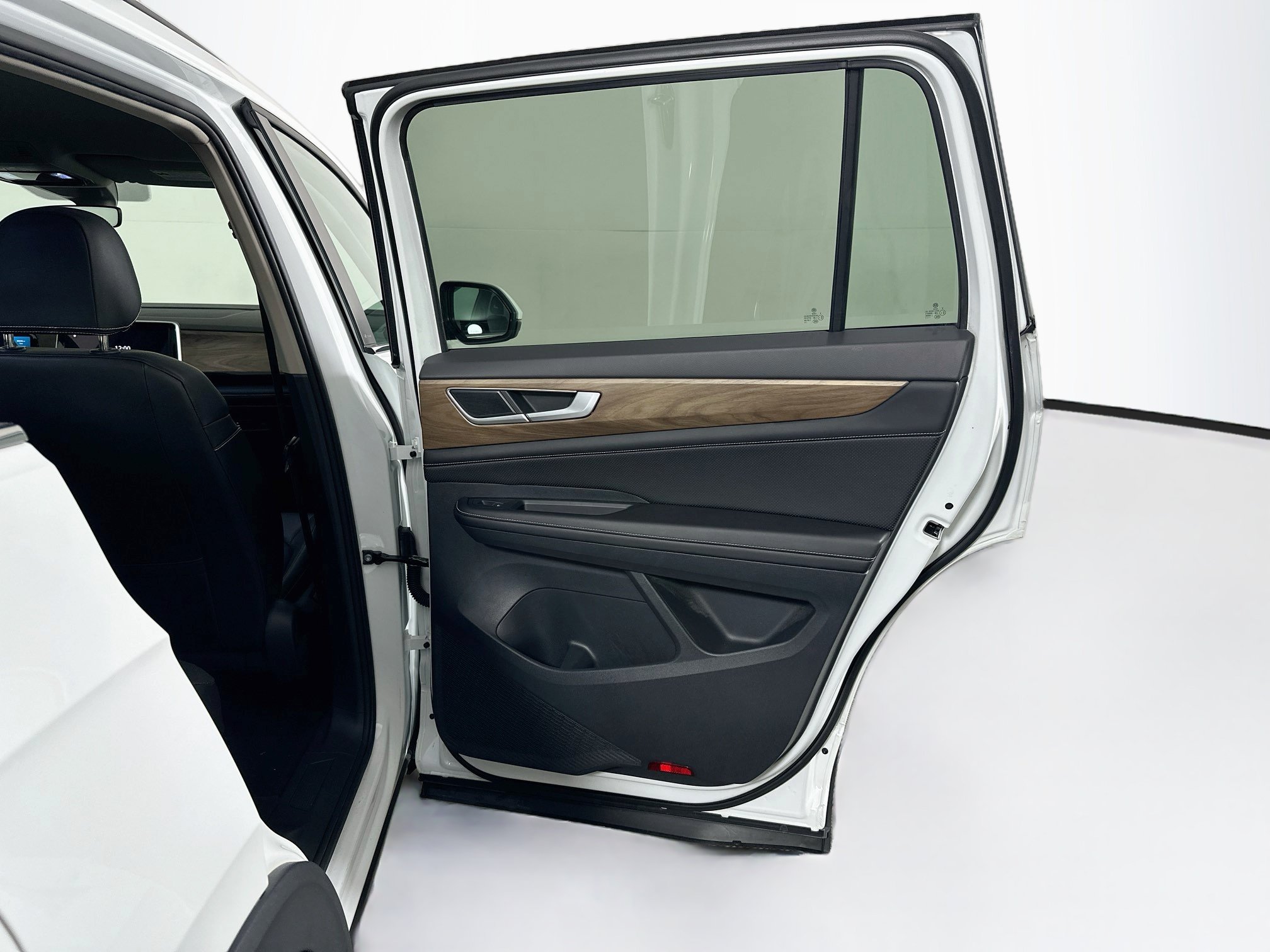 Used 2024 Volkswagen Atlas SE FWD image 30