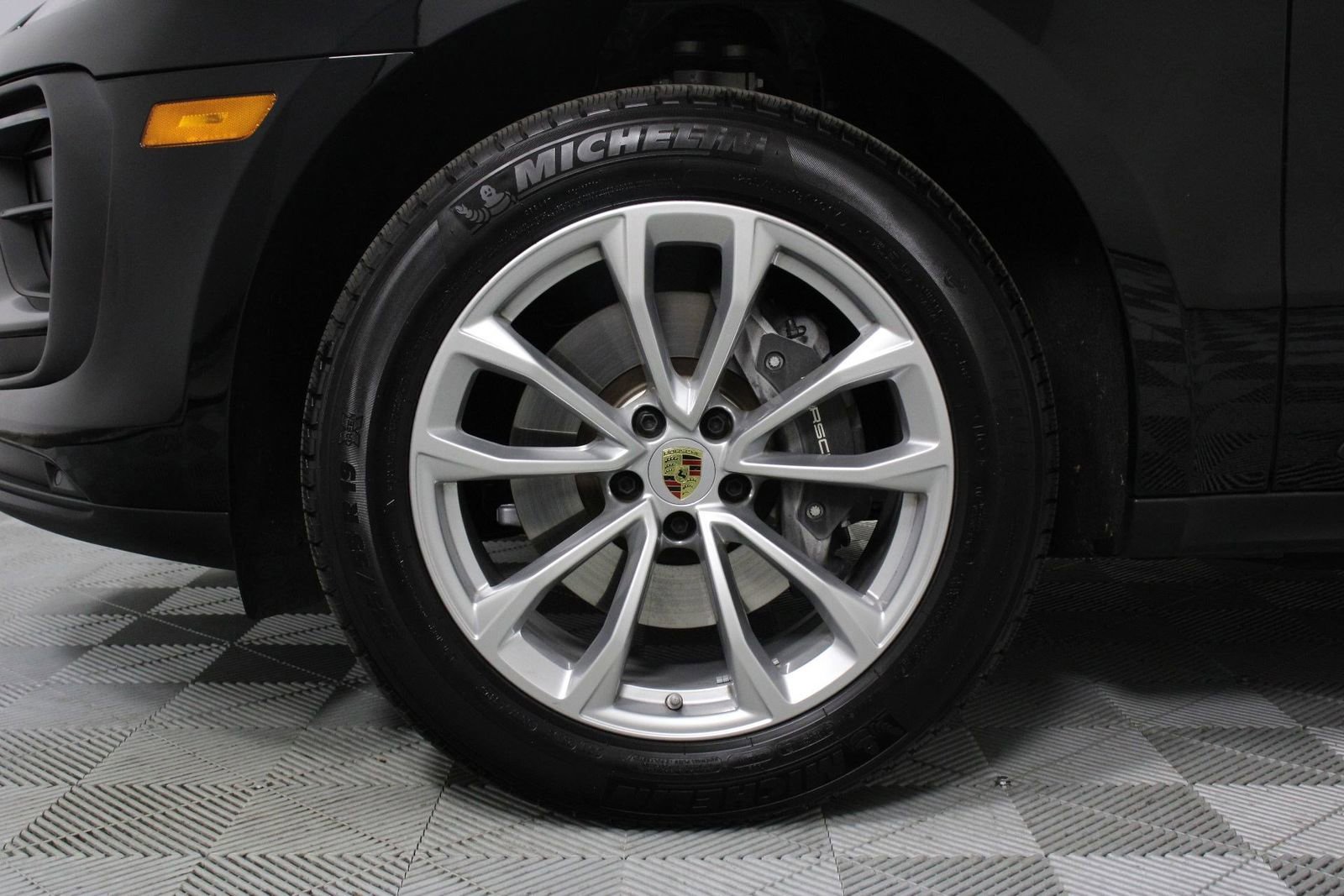 Certified 2025 Porsche Macan image 30