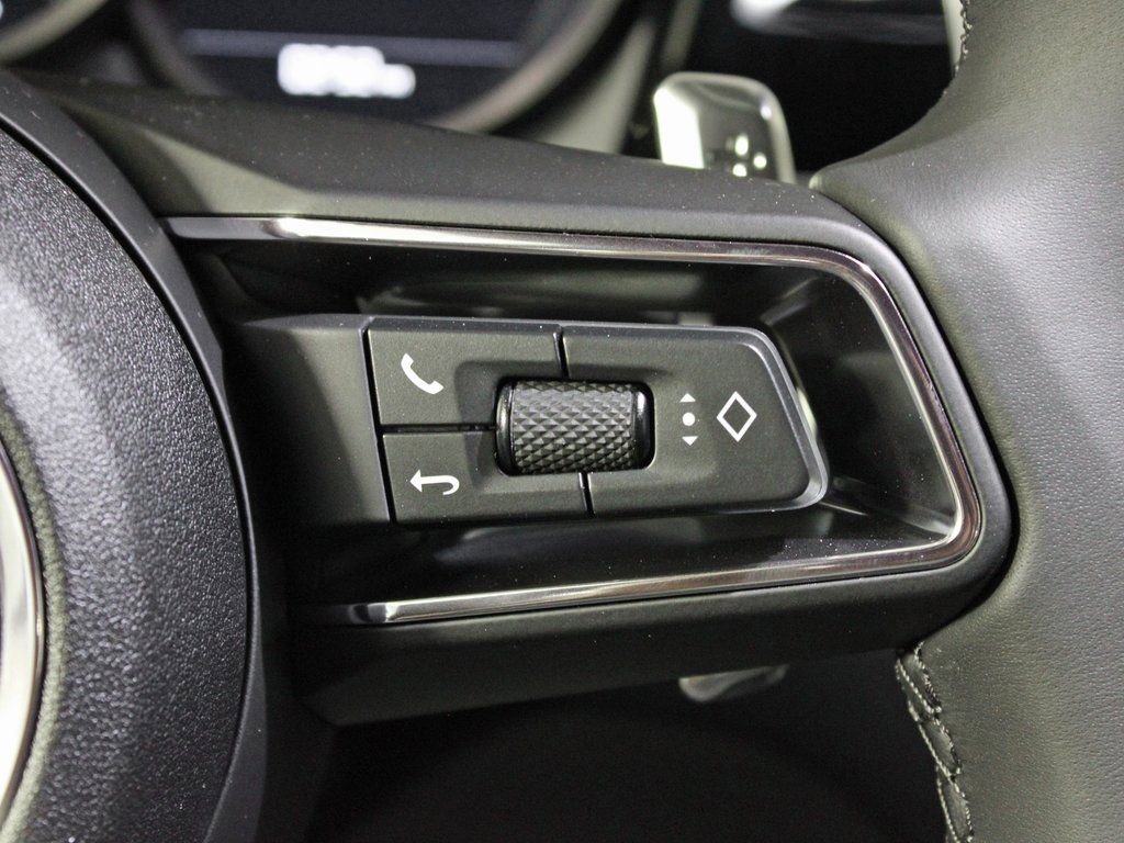 Certified 2025 Porsche Macan image 23