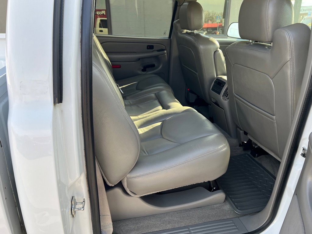 Used 2005 Chevrolet Silverado 2500 LT w/ Heavy-Duty Power Package image 16