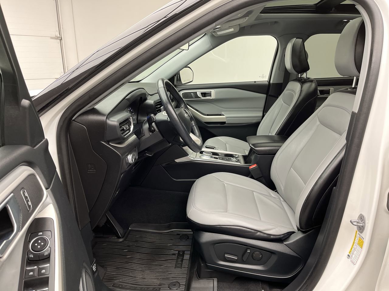 Certified 2021 Ford Explorer XLT w/ Equipment Group 202A AWD/4WD image 3