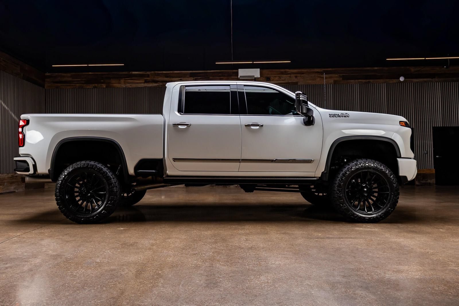Used 2024 Chevrolet Silverado 2500 High Country w/ High Country Premium Package AWD/4WD image 11