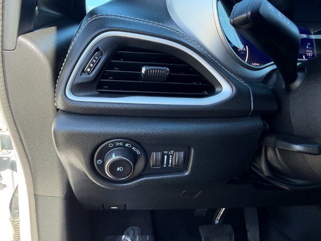 Used 2024 Chrysler Pacifica Limited FWD image 19