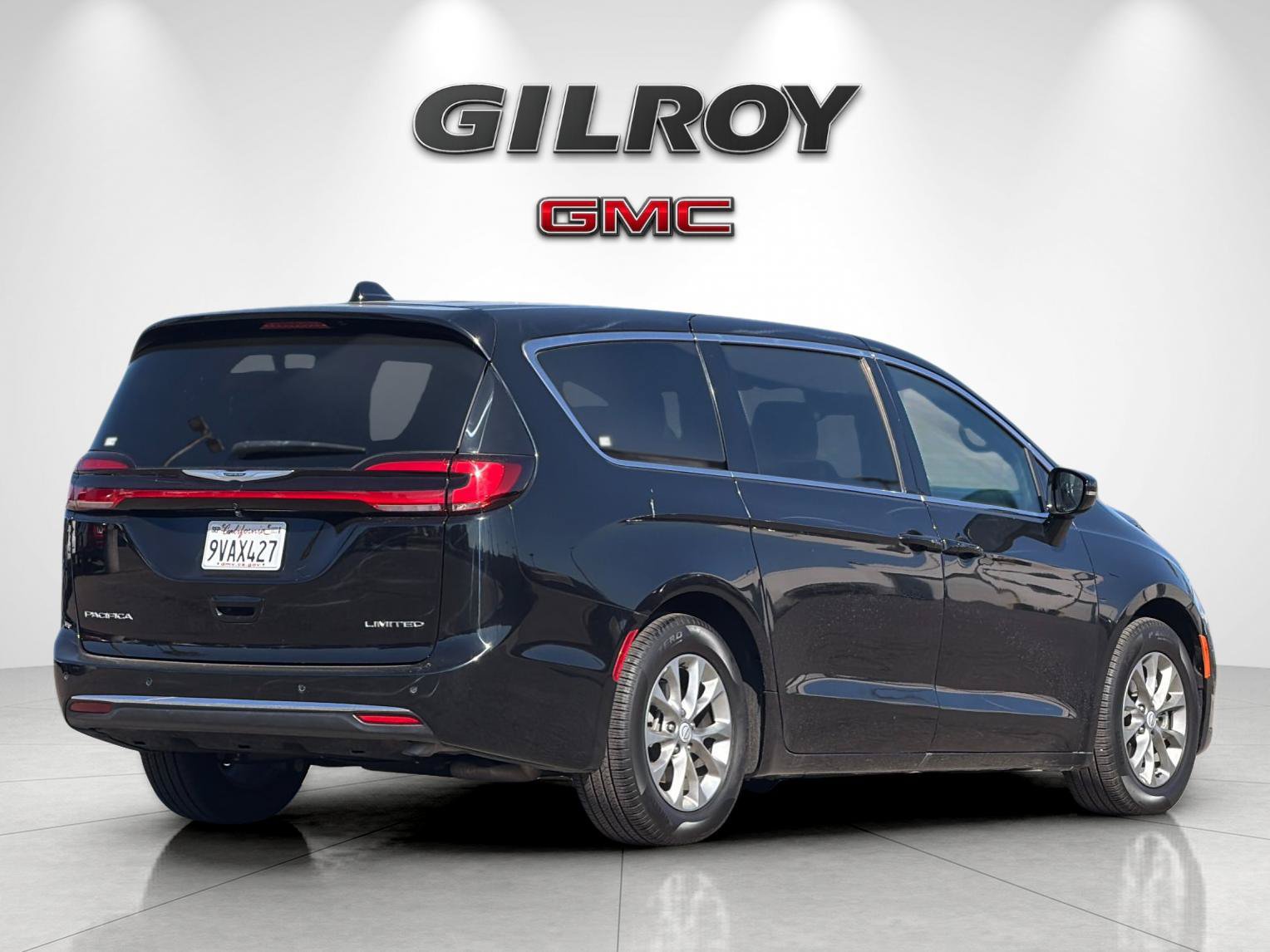 Used 2026 Chrysler Pacifica Limited FWD image 3