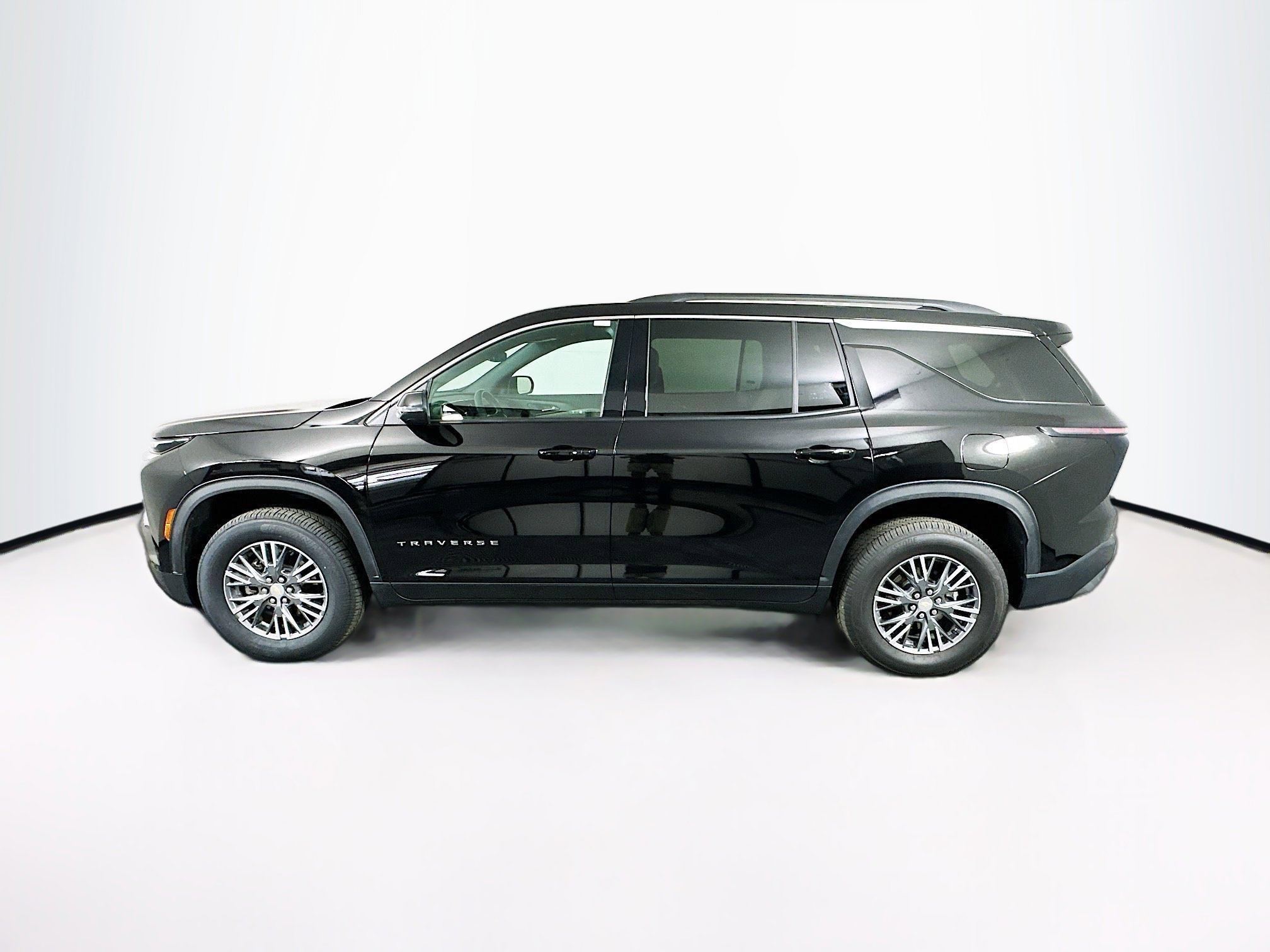 Used 2025 Chevrolet Traverse LT image 4