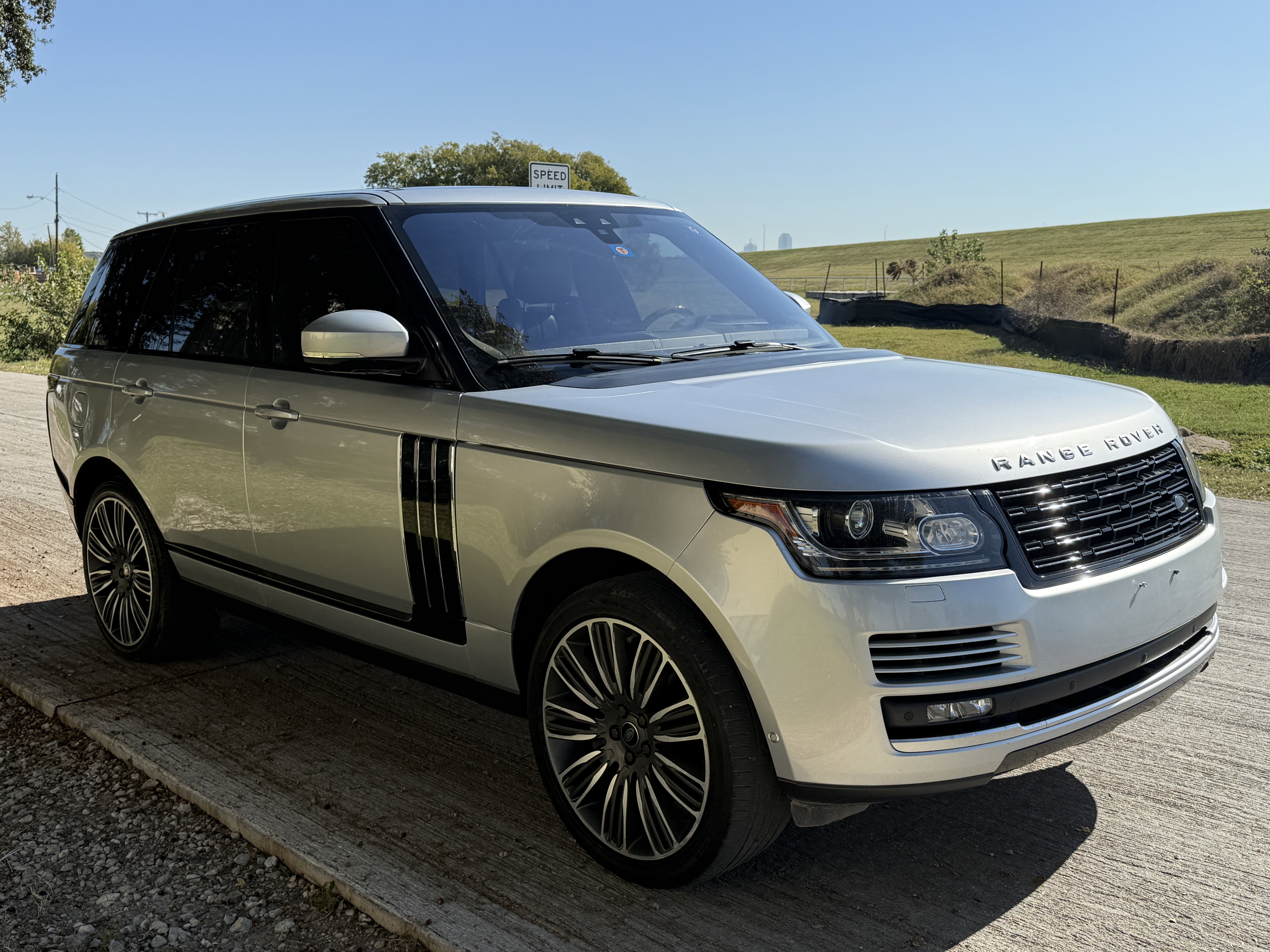 Used 2017 Land Rover Range Rover HSE image 10