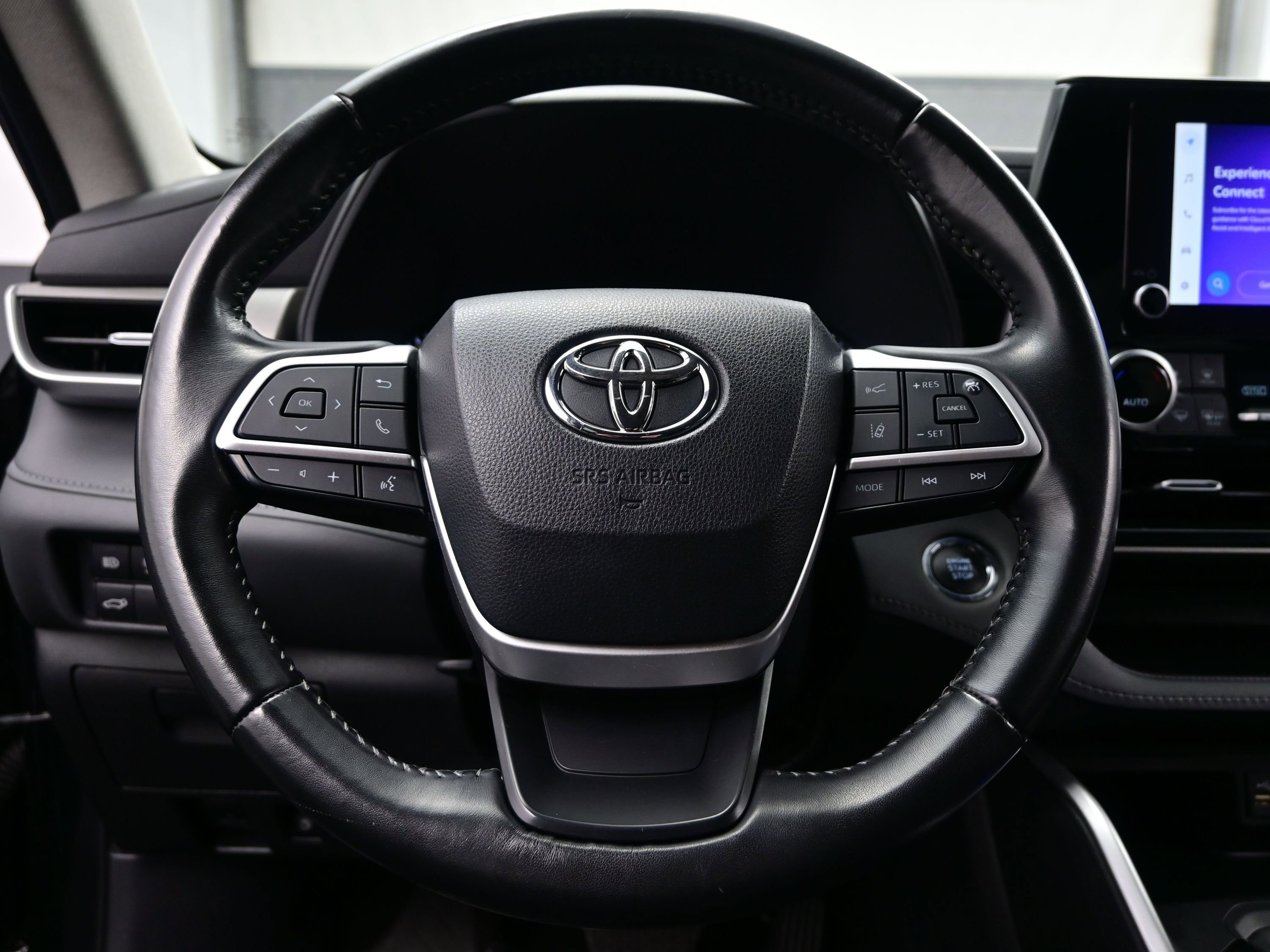 Used 2023 Toyota Highlander LE AWD/4WD image 23