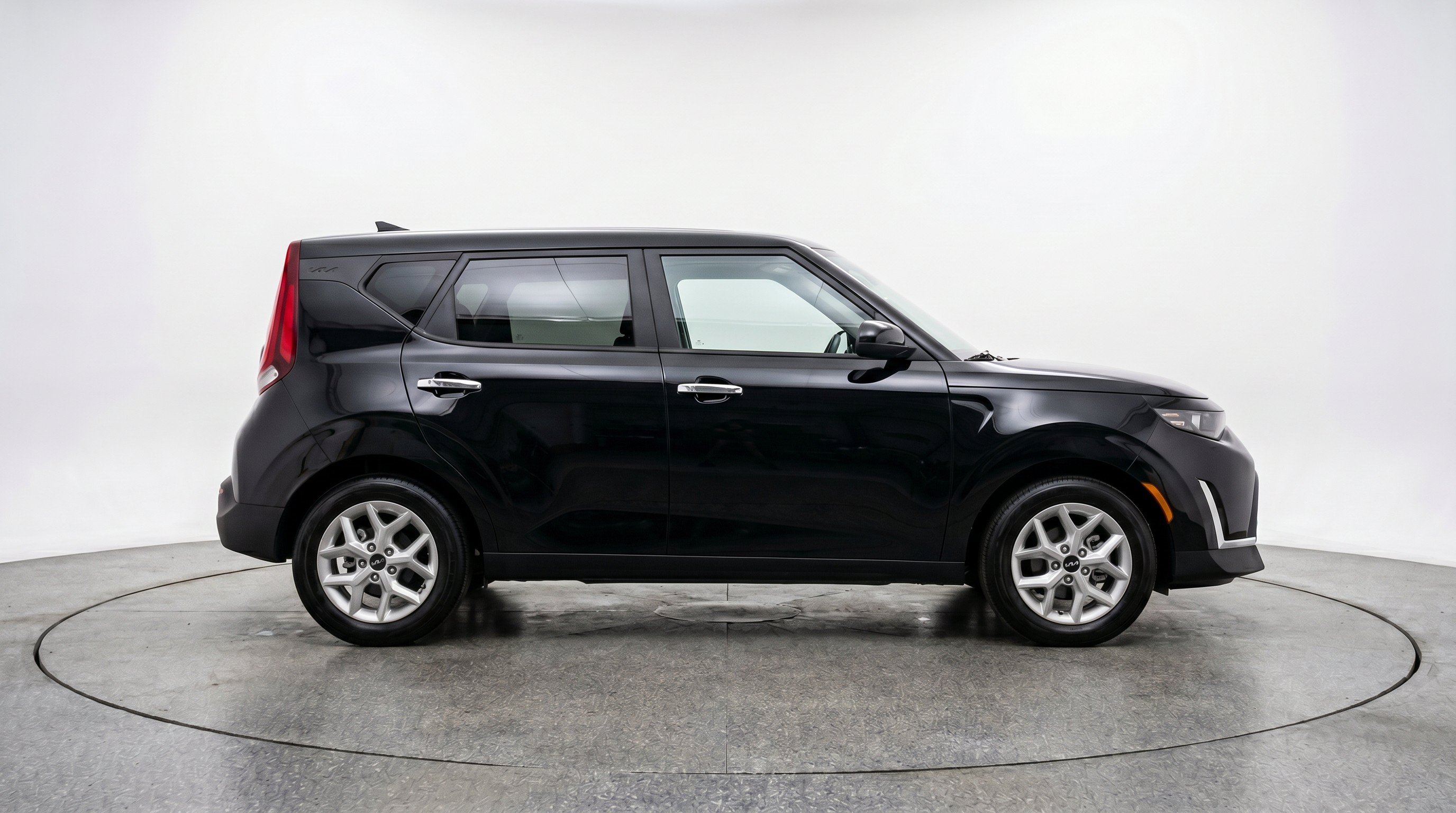 Used 2025 Kia Soul LX w/ LX Technology Package FWD image 11