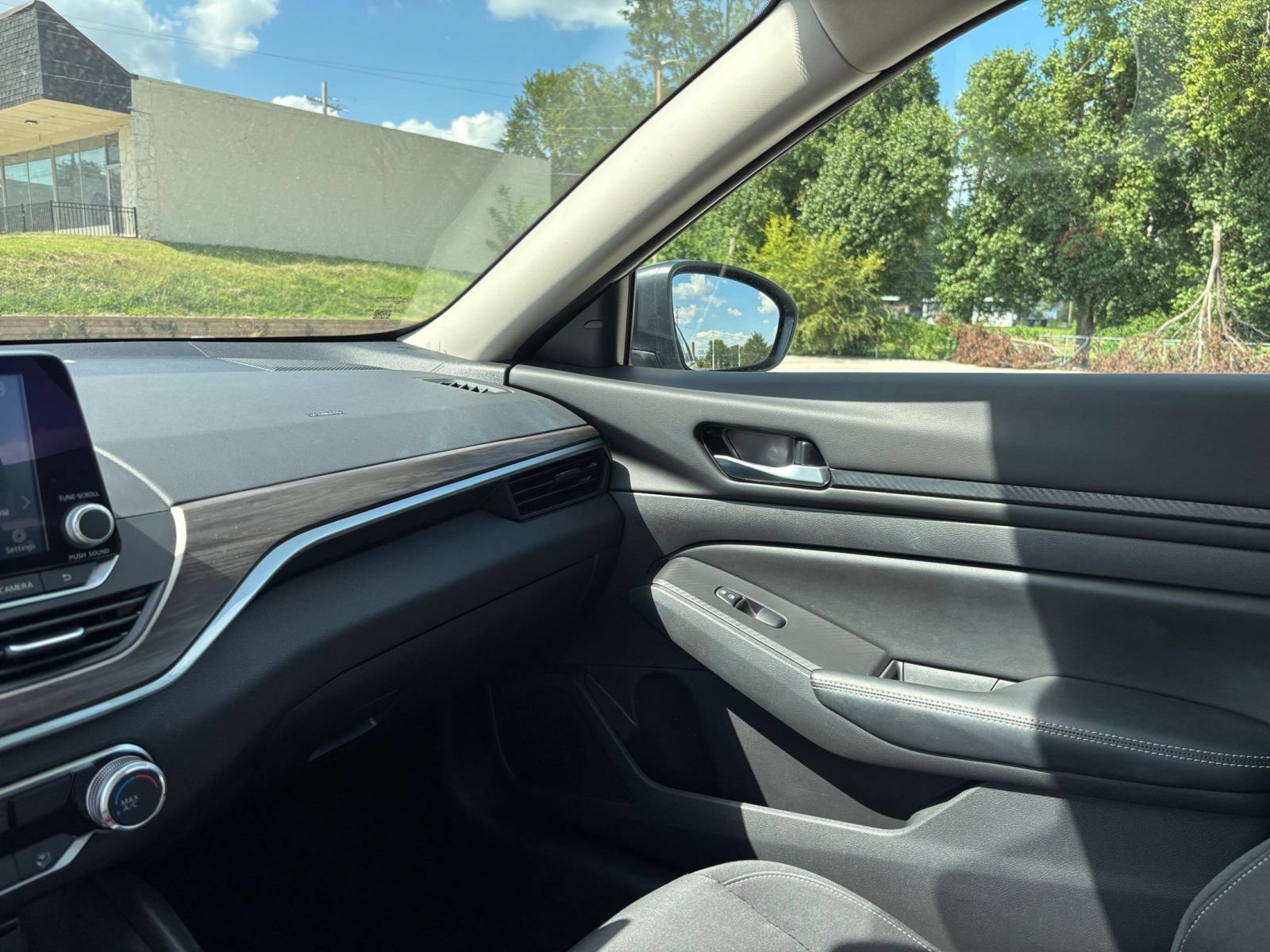 Used 2025 Nissan Altima 2.5 SV FWD image 34