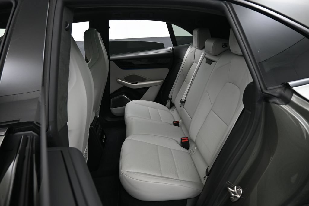 Certified 2025 Porsche Macan Turbo Electric AWD/4WD image 25