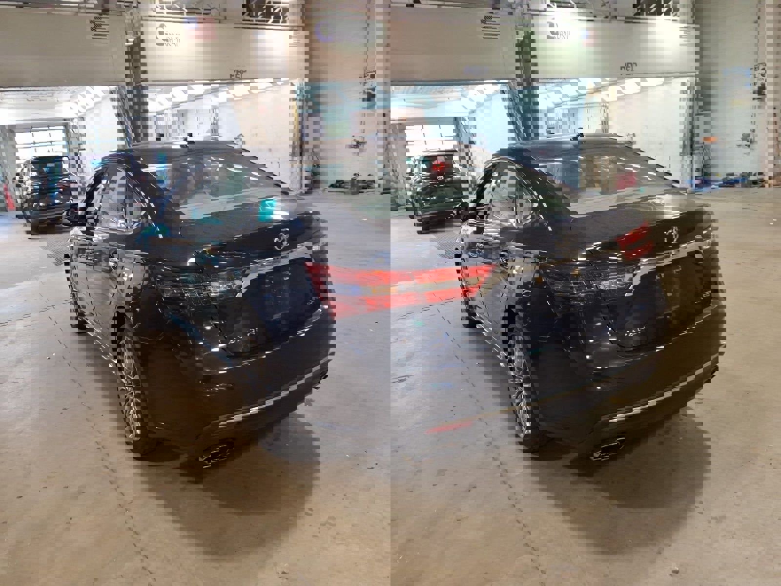 Used 2016 Toyota Avalon Limited image 5