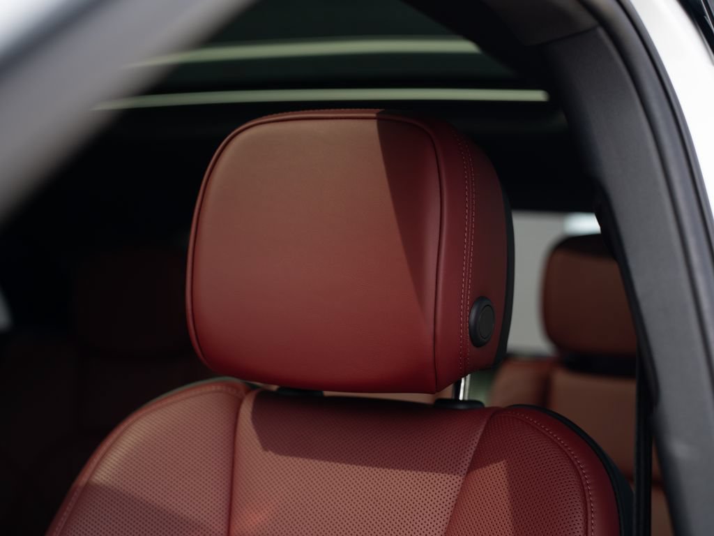 Certified 2025 Porsche Macan AWD/4WD image 19