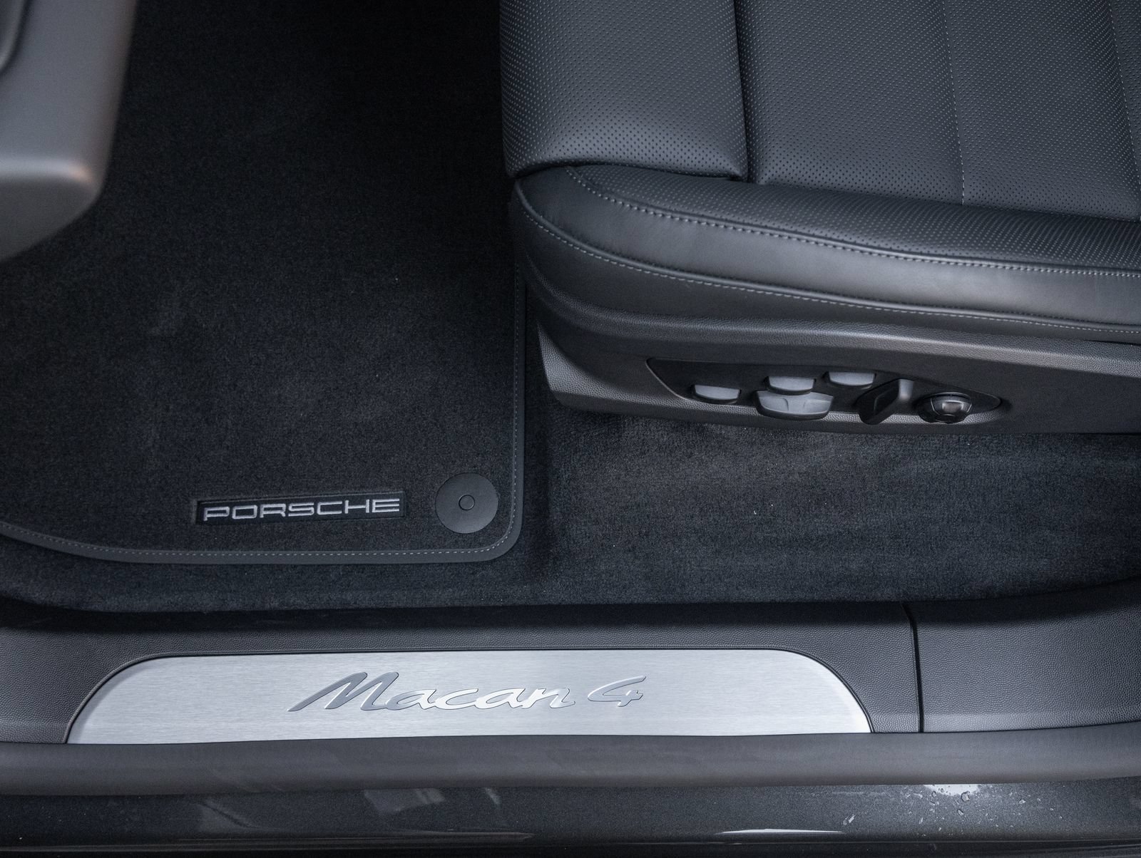 Certified 2026 Porsche Macan 4 Electric AWD/4WD image 22