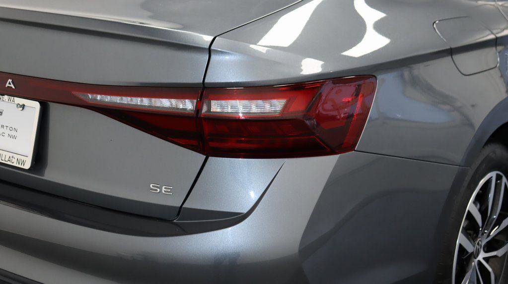 Used 2025 Volkswagen Jetta SE FWD image 13