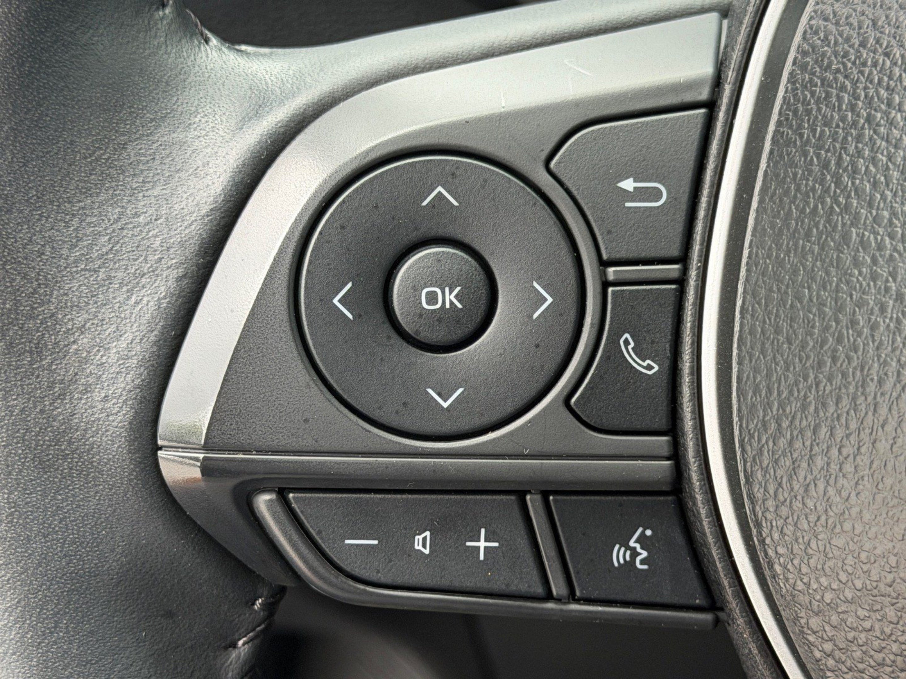 Used 2025 Toyota Corolla Cross LE FWD image 26
