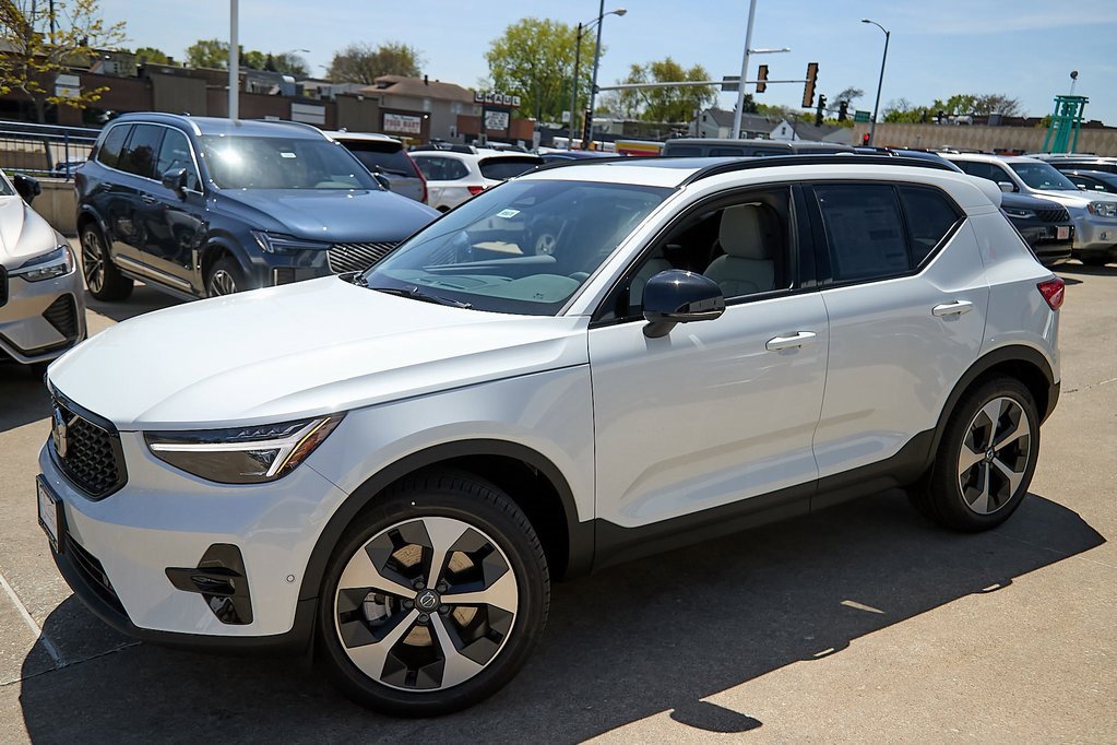 New 2025 Volvo XC40 B5 Plus w/ Protection Package Premier image 3