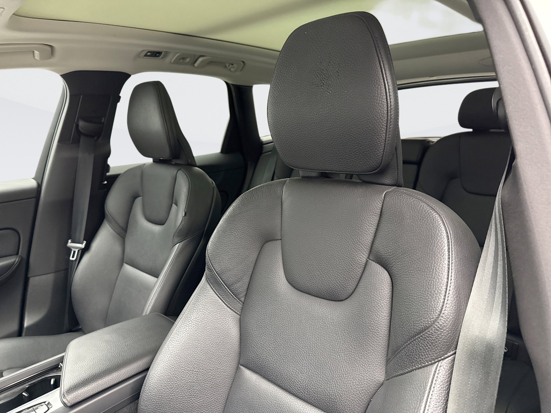 Used 2021 Volvo XC60 T5 Momentum w/ Premium Package image 10