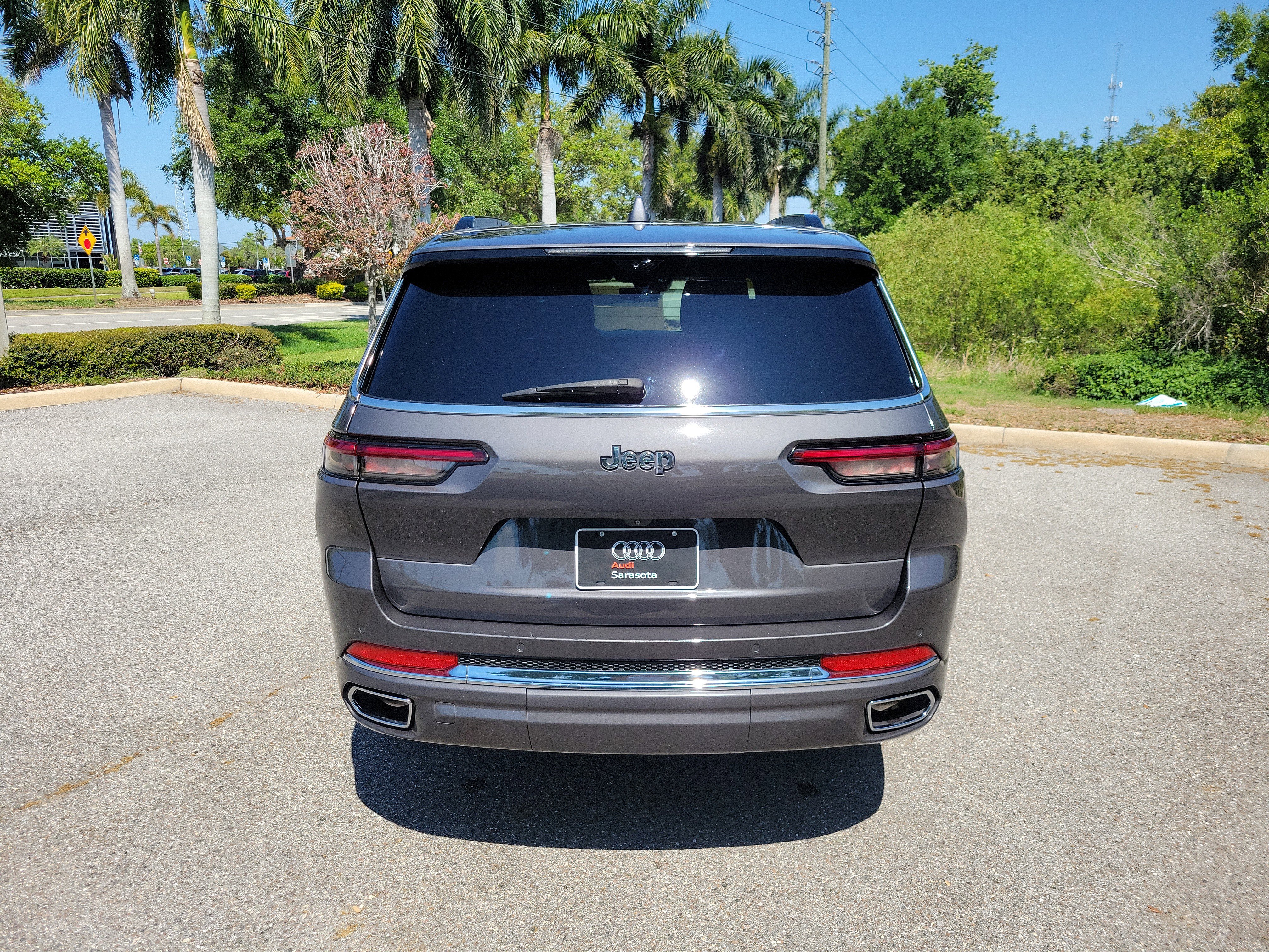 Used 2021 Jeep Grand Cherokee L Overland w/ Luxury Tech Group IV RWD image 4