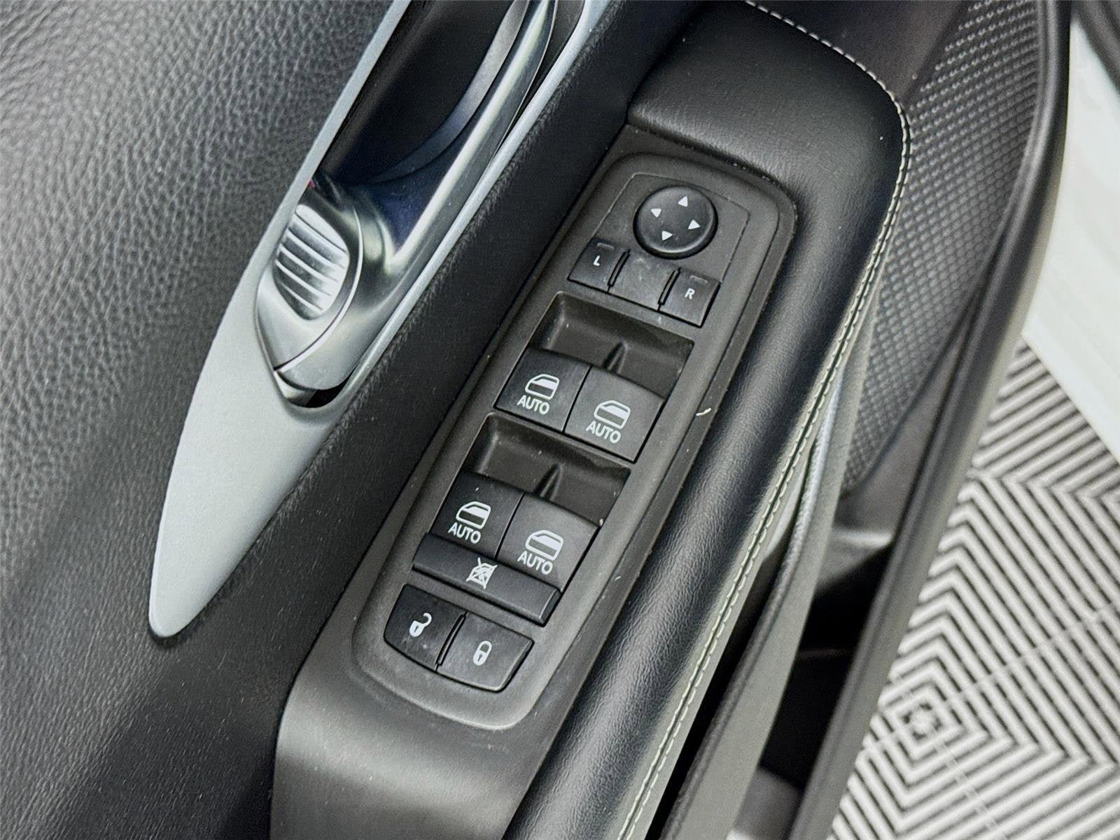 Used 2021 Chrysler Pacifica Touring-L w/ Uconnect Theater Family Group FWD image 19
