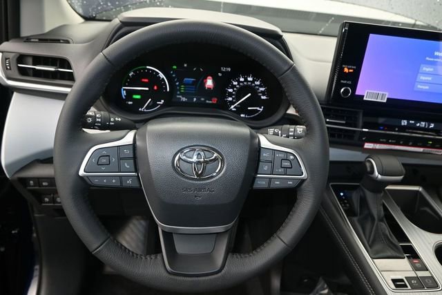 Used 2026 Toyota Sienna XLE AWD/4WD image 5