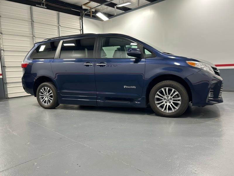 Used 2020 Toyota Sienna XLE w/ XLE Navigation Package image 9