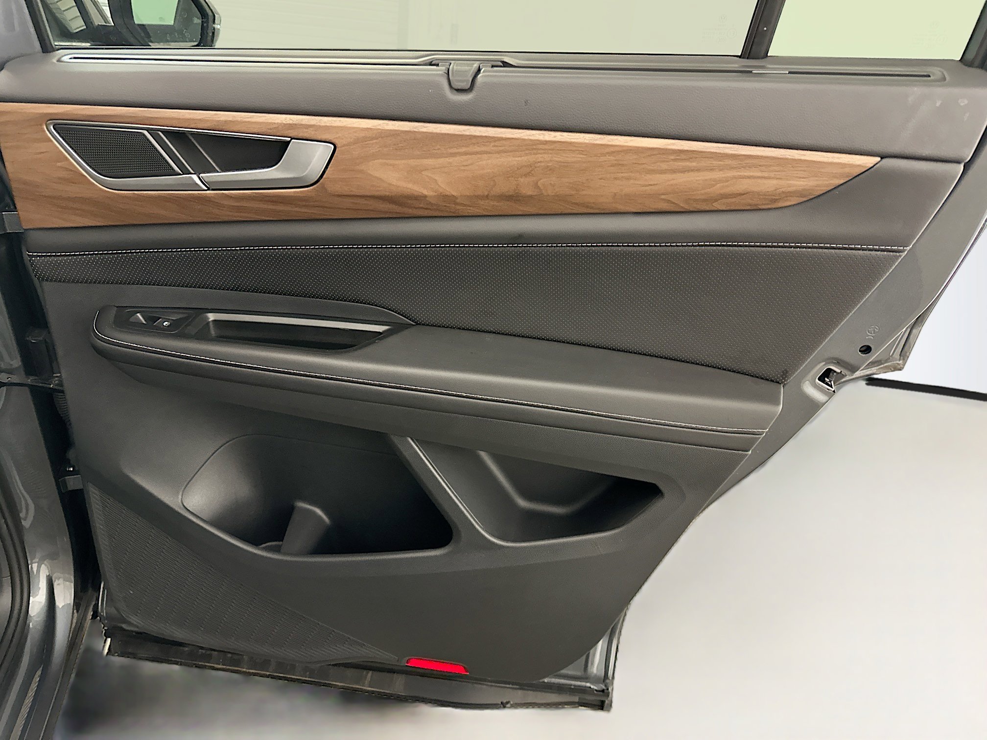 Used 2025 Volkswagen Atlas SE image 33