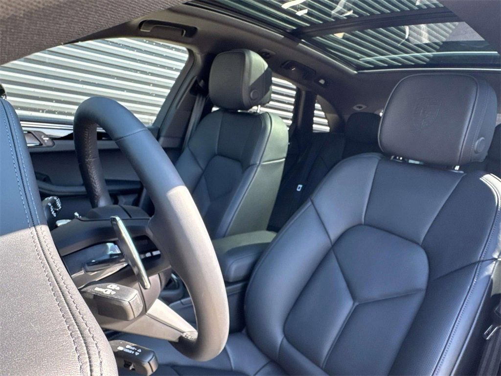 Used 2025 Porsche Macan AWD/4WD image 5