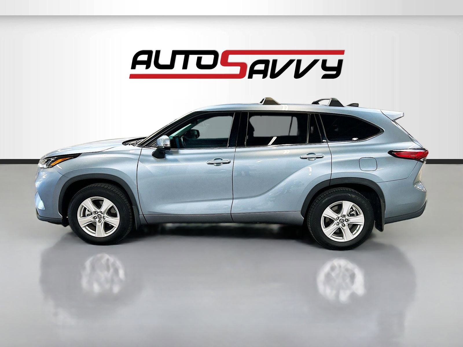Used 2022 Toyota Highlander LE FWD image 4