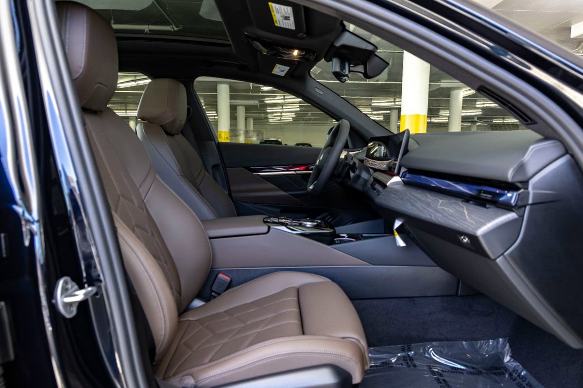 New 2026 BMW 550e xDrive w/ Premium Package AWD/4WD image 30