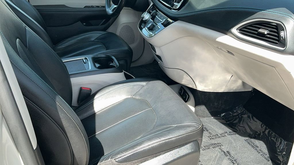 Used 2021 Chrysler Pacifica Touring-L w/ Uconnect Theater Family Group image 18