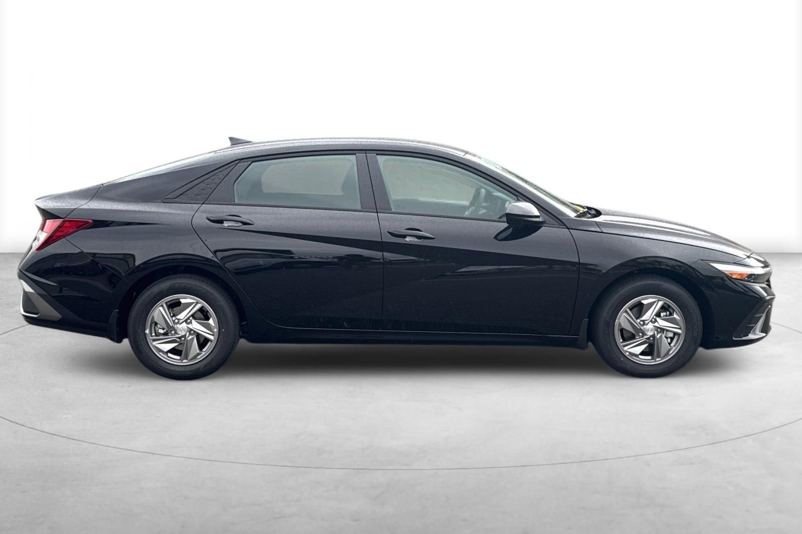 Used 2025 Hyundai Elantra SE image 9