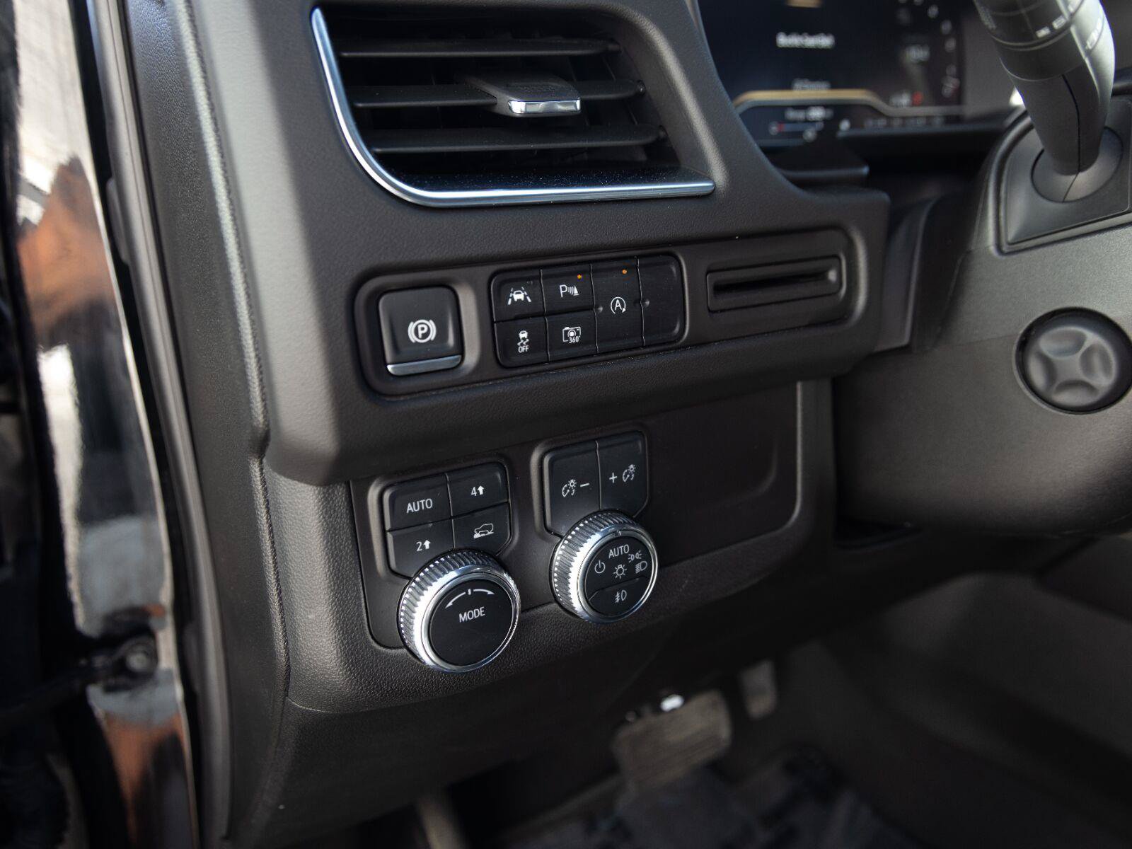 Used 2024 GMC Yukon SLT w/ SLT Luxury Package AWD/4WD image 18