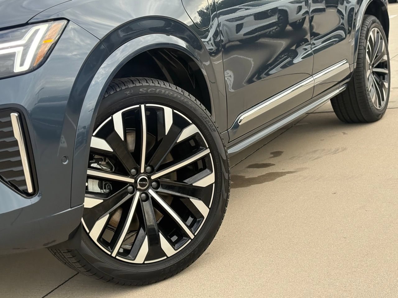 New 2026 Volvo XC90 T8 Plus w/ Protection Package Premier AWD/4WD image 8