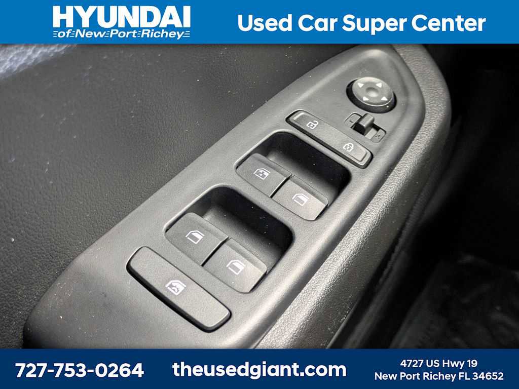 Used 2023 Hyundai Venue Limited image 25