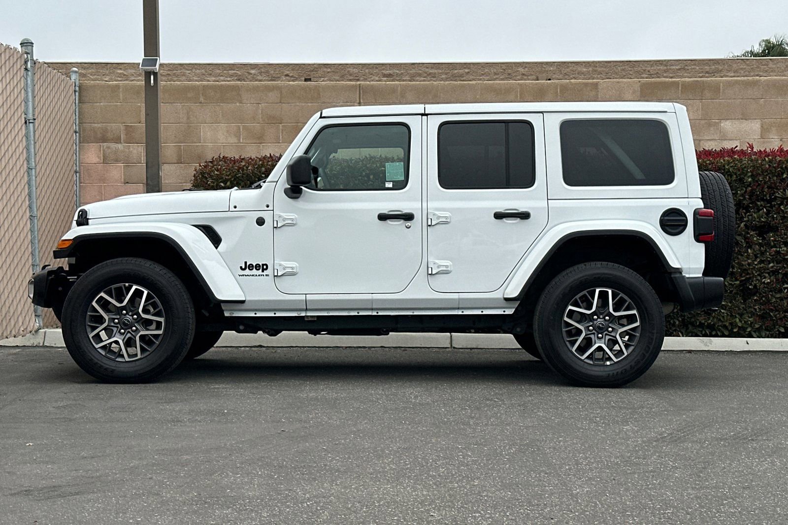 Used 2025 Jeep Wrangler Sahara image 7